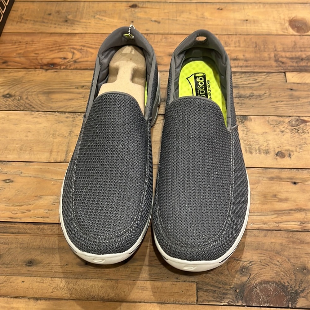 Gray goga mat Skechers size 10